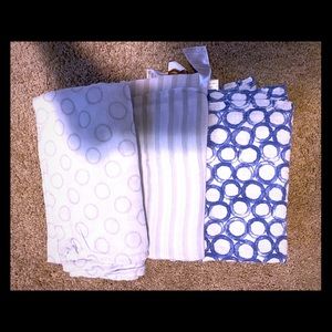 3 muslin blankets.
